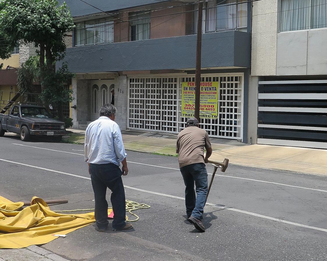 Quién faculta a la oficina del @I.N.E.D.F para hacer hoyos en Aniceto Ortega 917 e instalar una carpa? @DelegacionBJ