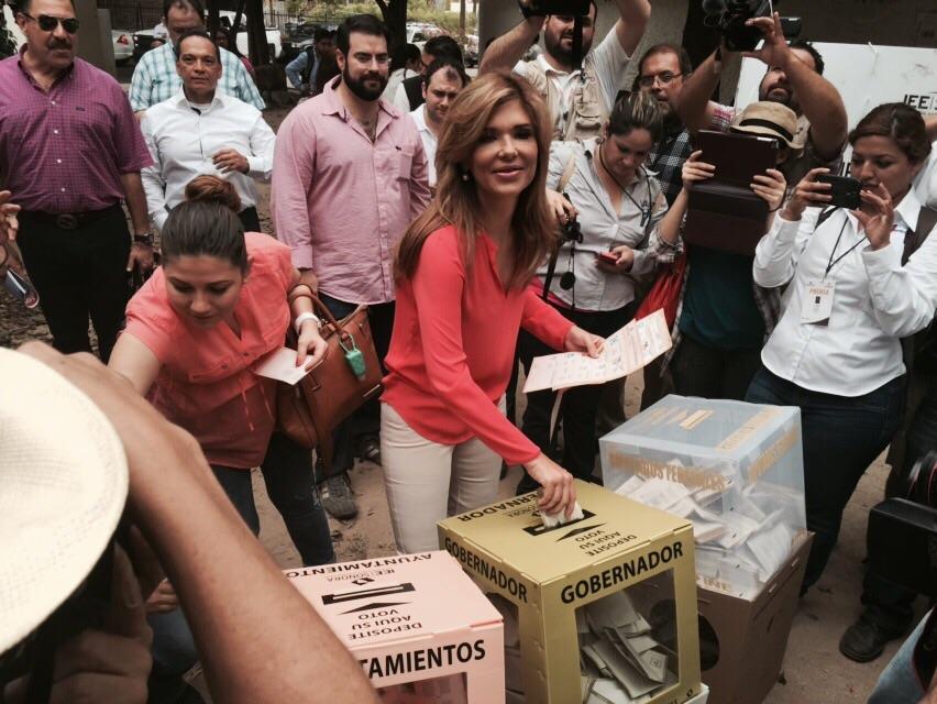 PRI_Nacional's tweet photo. .@claudiapavlovic, candidata a la gubernatura de Sonora, ya emitió su voto. http://t.co/c0xKBi5fRq