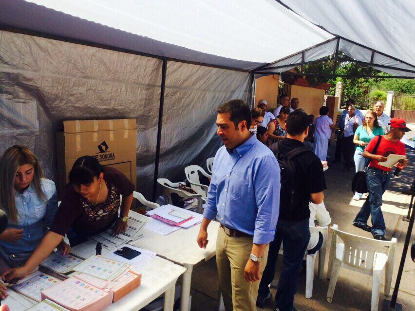 mitvwebmx's tweet photo. #Votacion2015 Acude @TemoGalindo, candidato del PAN a la alcaldía de #Nogales, a emitir su voto http://t.co/In3ef9ZhyF