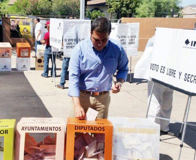 mitvwebmx's tweet photo. #Votacion2015 Acude @TemoGalindo, candidato del PAN a la alcaldía de #Nogales, a emitir su voto http://t.co/In3ef9ZhyF