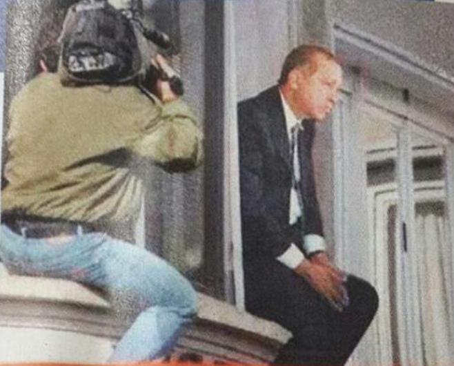 MerterSibel's tweet photo. SON DAKİKA:
Hırsız partisinin yeterince oy çalamama başarısızlığının faturasını kendine keserek intihar etti.. http://t.co/K5FBWyqUsP