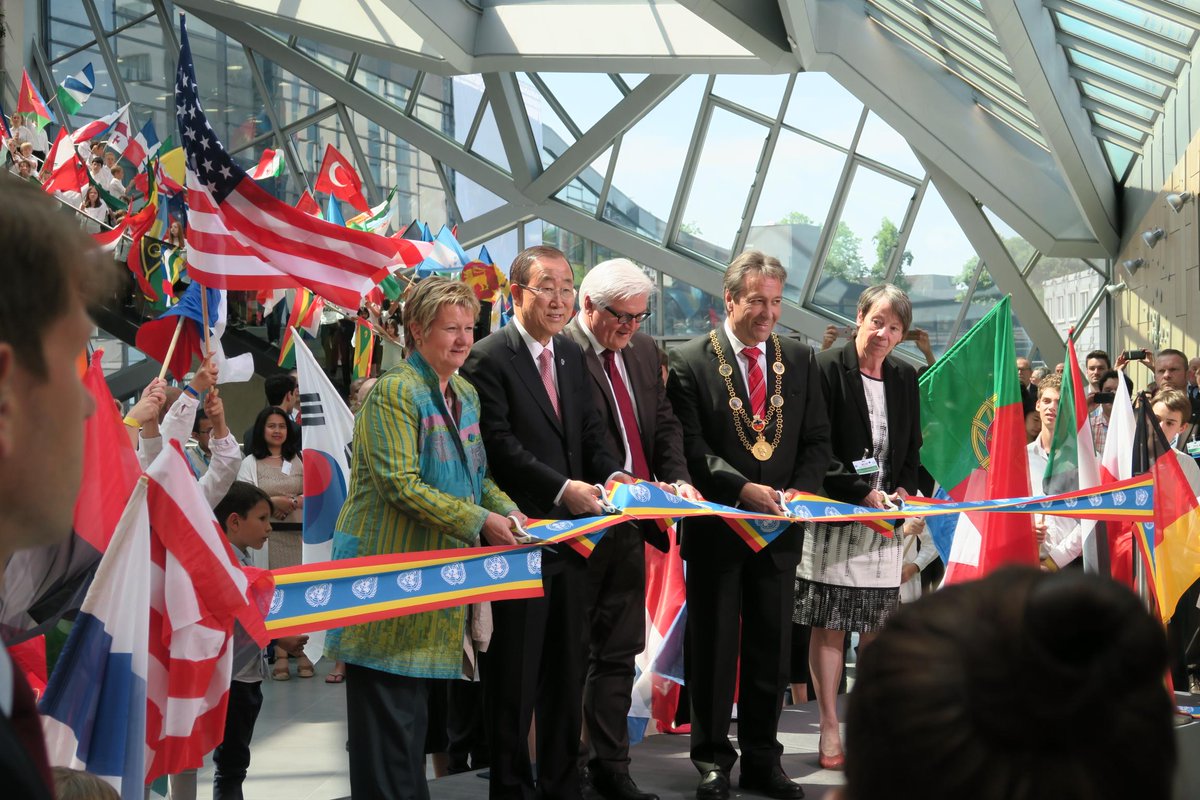 wokauwe's tweet photo. #Bonn. WorldCCBonn eröffnet. Spät und teuer, aber Bundesstadt und UN freuen sich über "Diamant" auf dem UN-Campus. http://t.co/zvKzMy3oUM