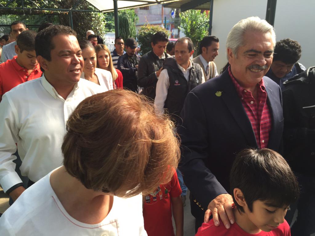 exeni's tweet photo. Acompaña @darioseguera a @ChonOrihuela a emitir su voto en Morelia http://t.co/LC0yhqiuQ5