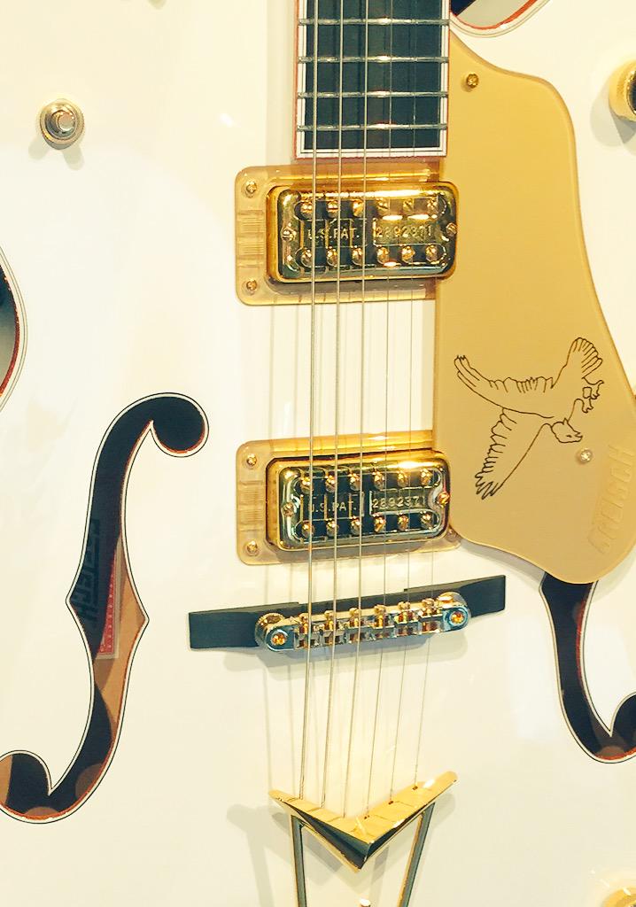 言わなくても伝わる〜のビデオでも目を引いたギター、ホワイトファルコン