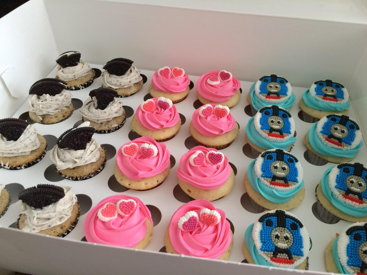 avgerinos05's tweet image. Birthday Cupcakes!! #3ppl #3flavors #SoGood😋