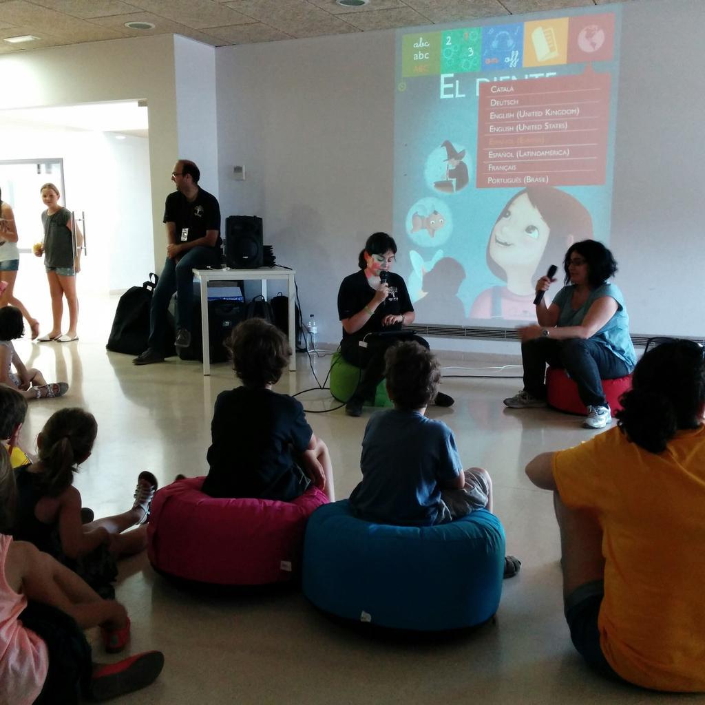 firadelconte's tweet photo. Quan els contes prenen vida: Jugant a llegir @Qpertin 
Amb la participació de P. Rodríguez @AucaDigital #FiradelConte http://t.co/09G3u4hC3V