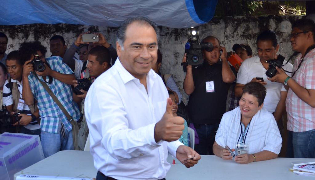hector_2584's tweet photo. Acompañando a mi papá a votar, vamos a ganar #AstudilloGobernador http://t.co/xncZ4t98p1