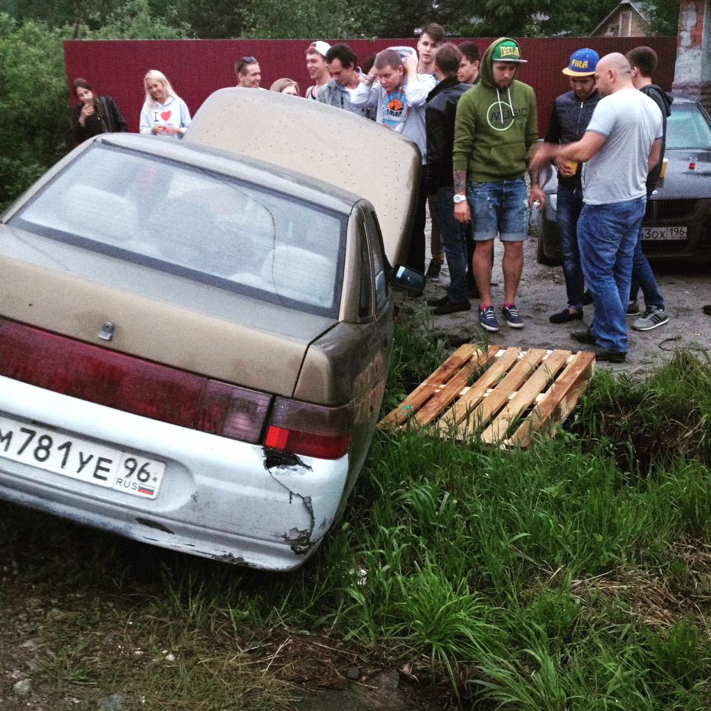 Marina__Weber's tweet image. В проекте Х карлик утопил Мэрседес, а у нас в #MadProjects Анка херанула &quot;Чирик&quot; в канаву 🚘😂😂😆✌🏻️👏🏼