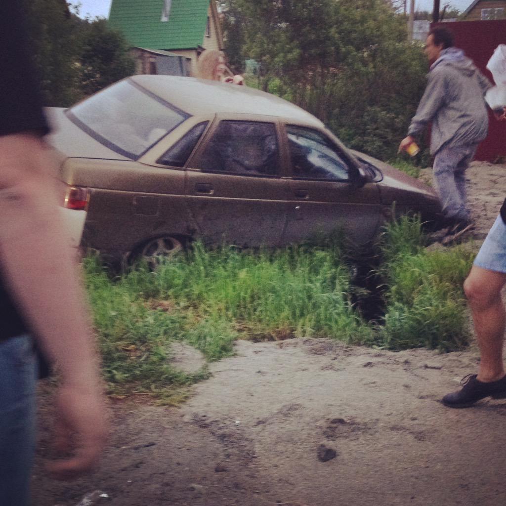 Marina__Weber's tweet image. В проекте Х карлик утопил Мэрседес, а у нас в #MadProjects Анка херанула &quot;Чирик&quot; в канаву 🚘😂😂😆✌🏻️👏🏼