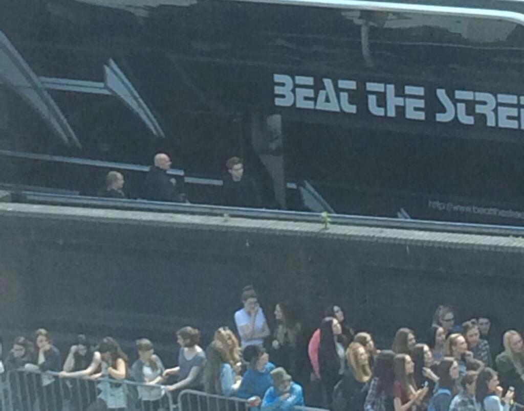 texts_with_5SOS's tweet photo. LUKE LEAVING THE BUS AND FANS ON THE OTHER SIDE OF THE WALL HAVE NOOOOO CLUE THEY ARE LITERALLY A FOOT AWAY FROM HIM http://t.co/R7qi61us3i