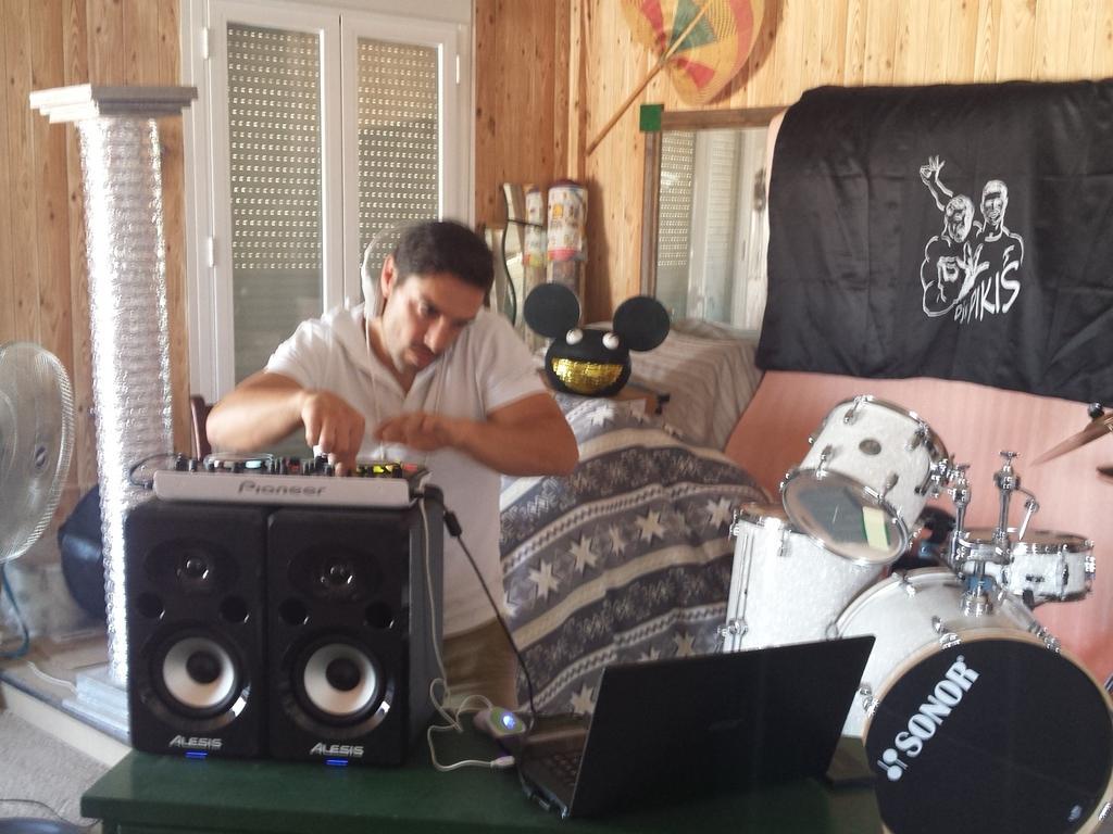 Djs_pikis's tweet photo. Training moment! :D http://t.co/4v5yOTAajn