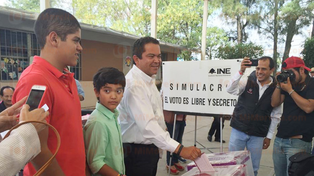 mimorelia's tweet photo. @darioseguera ejerce su voto #Votación2015 #Michoacán 
-->http://t.co/PJ653Mf2PN http://t.co/e4m1uVooNm