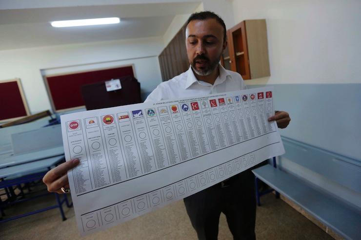 Seçim yasakları kalktı: AKP 43.6, CHP 24.4, MHP 17.1, HDP 10.6 dkn.fm/1eWvX8l