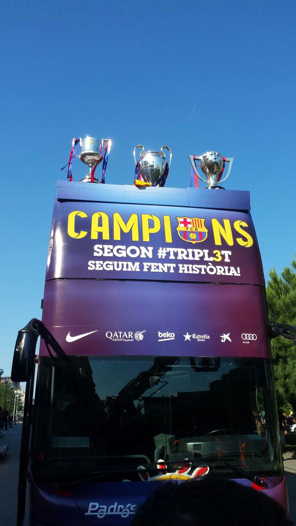 FCBarcelona_es's tweet image. Las tres copas del #TRIPL3T presiden el autobús de la rúa. Todo preparado para la celebración #FCBlive