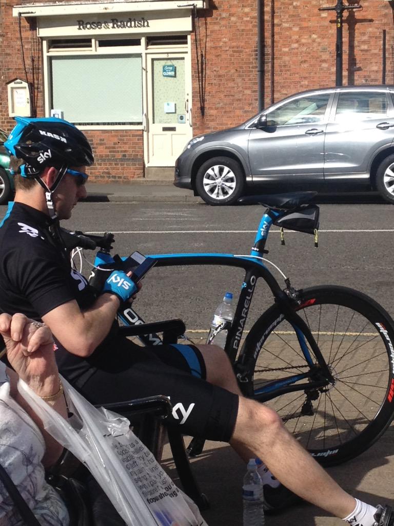 F1nchystryder's tweet photo. @ChopperWatch spotted in market bosworth, full team sky kit including gloves, socks and helmet, dogma bike #bellend http://t.co/7ZmuYsMYLd
