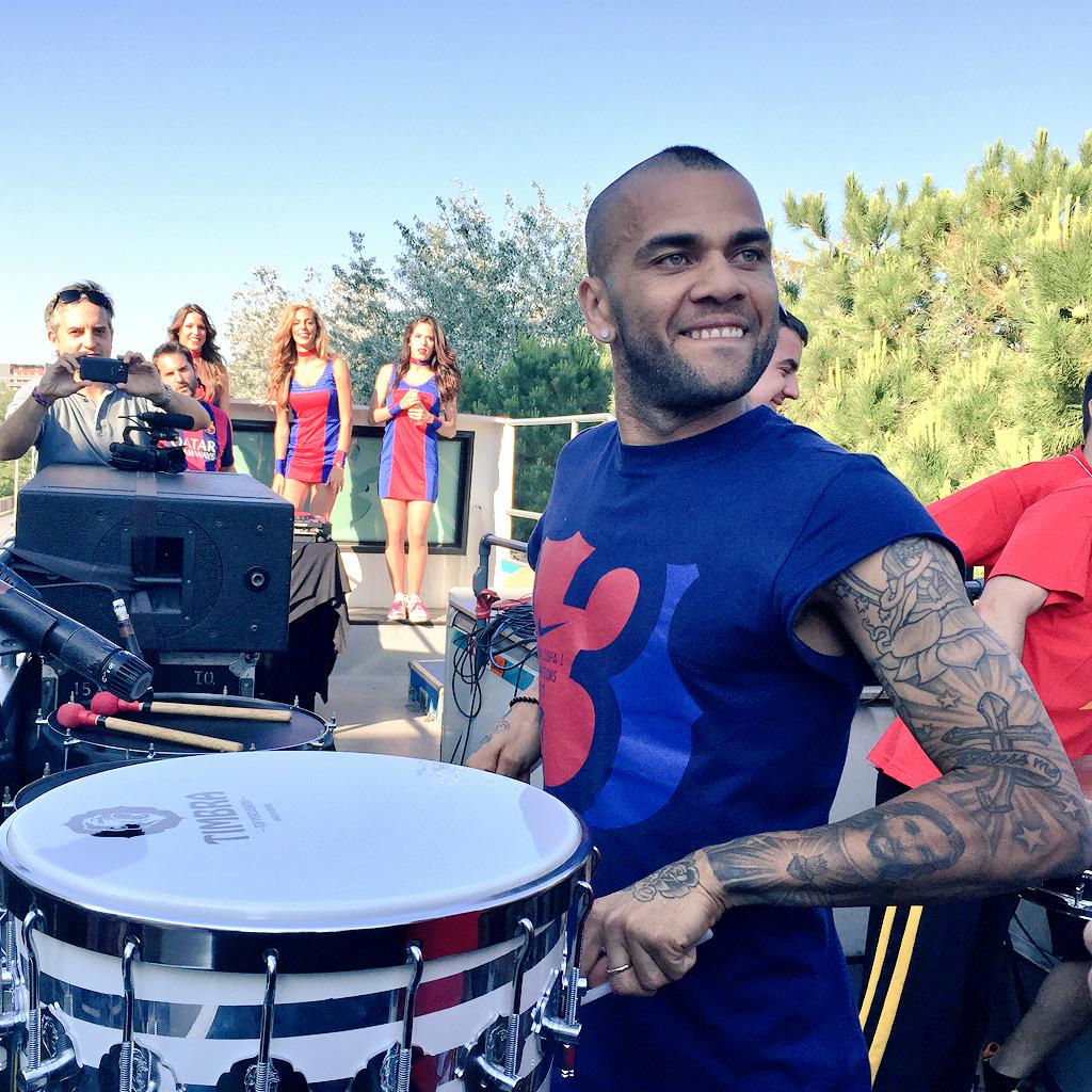 EstrellaDammCat's tweet photo. Ja tenim els jugadors del @FCBarcelona_cat aquí! @DaniAlvesD2 ens ha fet una visita al bus d'#EstrellaDamm! #TRIPL3T http://t.co/RW08Ni6qoP