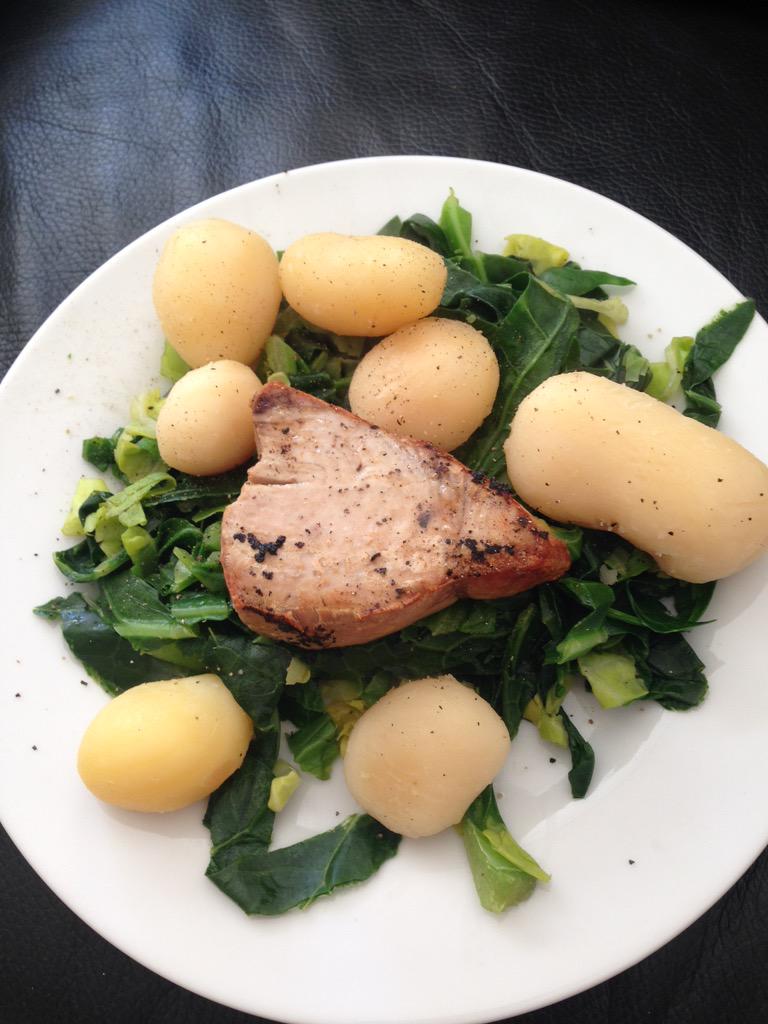 getbusyliving13's tweet image. DINNER: Tuna steak with new potatoes &amp;amp; spring greens #WeightWatchers #ProPoints #4pp
