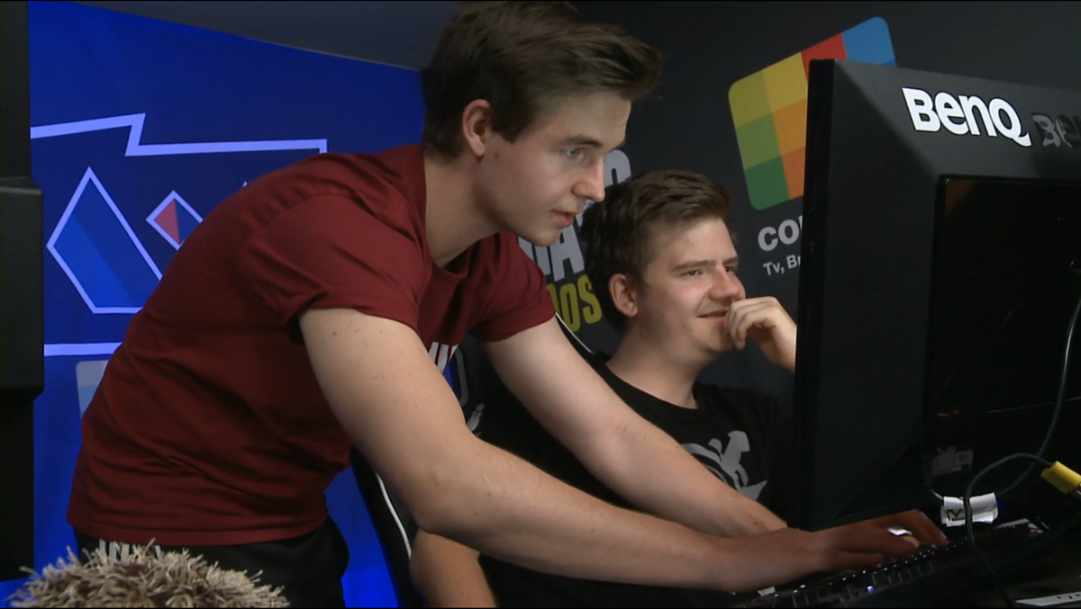 qoznyyy's tweet photo. .@deviceCS installing some dank hacks #FBM4 http://t.co/i5HOFkry0C