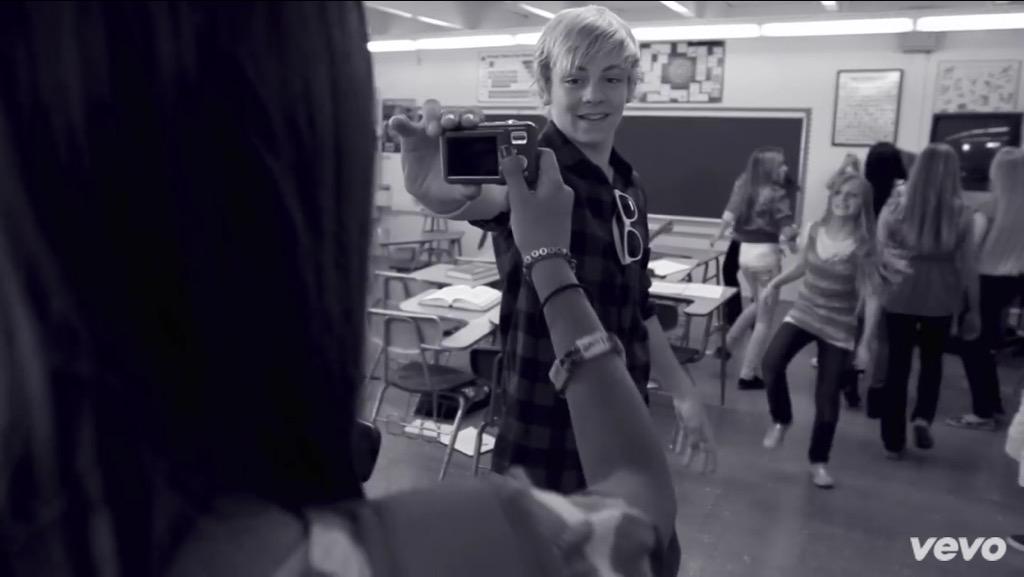 basicallyross2's tweet image. when @heyytherer5 sends you the link to ordinary girl and you see little Ross in the video 😂😍 @rossR5  @officialR5
