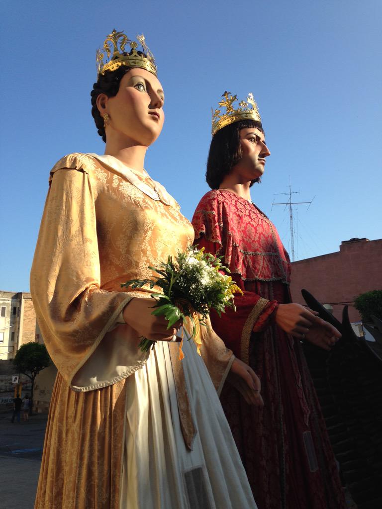 GegantersBDN's tweet photo. Preparats per la Processó de #Corpus de #Badalona! Gràcies pels rams, @CatifairesBDN. Són preciosos! #gegants http://t.co/EDwOqjHMhz
