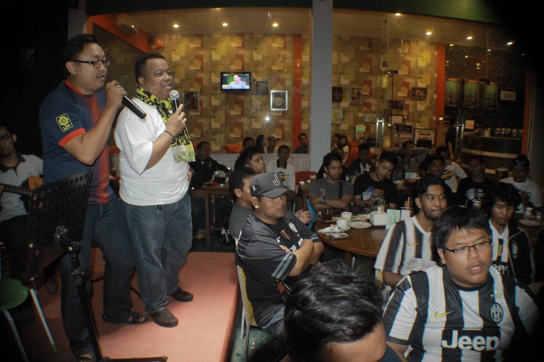 ..dan mas <a href="/etha7tujuh/">Etha Juventini77</a> yg duel (ehh..duet) bareng ucis (fcbi) ikut memeriahkan event nobar final #UCL #JuveBarca