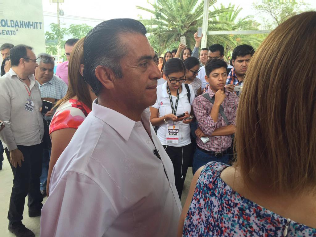 carolina_rocha_'s tweet photo. Ya en la fila para emitir su voto @JaimeRdzNL #Votacion2015 #NL http://t.co/O3gOLUYAV7