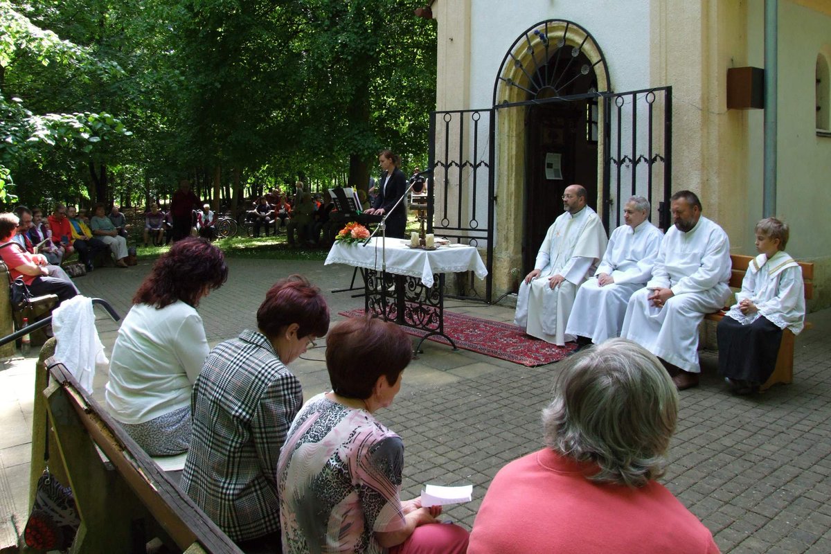 kulturaCernilov's tweet photo. Momentky z poslední májové #mse sv. u kapličky ve Smržově http://t.co/tHn8zaUoyb  #cernilov #smrzov #kultura #farnost http://t.co/St0p8RLai7