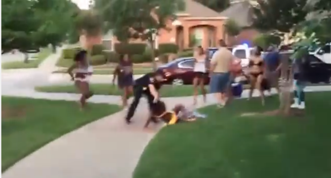 Womenpols's tweet photo. #StopRacism! #ItsTime2015 “@TheRoot: #Texan cop manhandles teen and pulls gun on her friends. http://t.co/0HseEqgcVh http://t.co/KEMmtbBEr3”