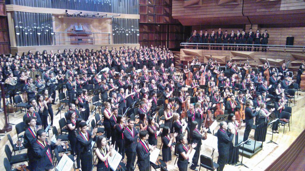 Orquesta, coro y público, de pie, aplaudieron al fundador de <a href="/elsistema/">El Sistema</a> <a href="/CVasquezU/">Christian Vásquez</a> #AraguaEnConcierto