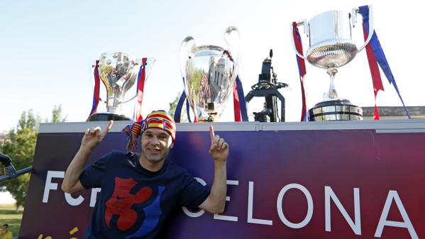 FCBarcelona's tweet image. Follow treble-winner #FCBarcelona&apos;s title parade, streamed LIVE! ow.ly/NZqEy RT! #RuaFCB #TRIPL3T #FCBLive