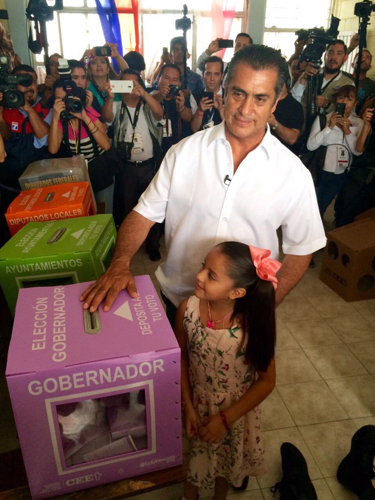 TaliaVazquezA's tweet photo. Bronco votando http://t.co/HdPOraoVuA