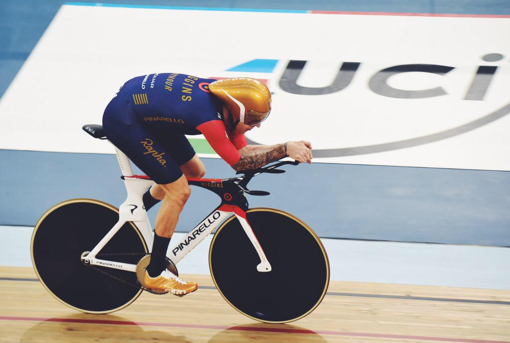 BritishCycling's tweet photo. Great Britain's Sir Bradley Wiggins breaks the #UCIHourRecord with a distance of 54.526km! #MyHour http://t.co/4eN6Yi55iQ