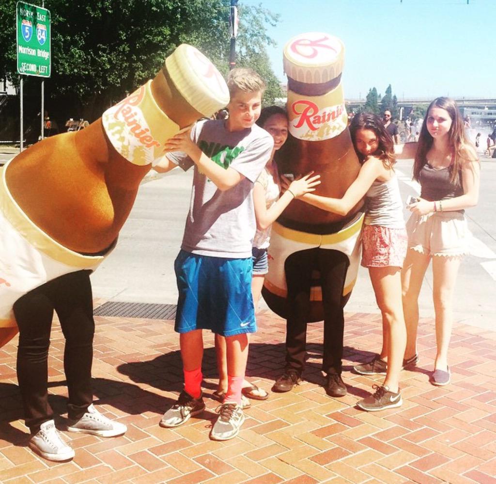 LukeJrFan1's tweet photo. #lukejr was at the Rose Festival today http://t.co/xqrwlOoNnJ
