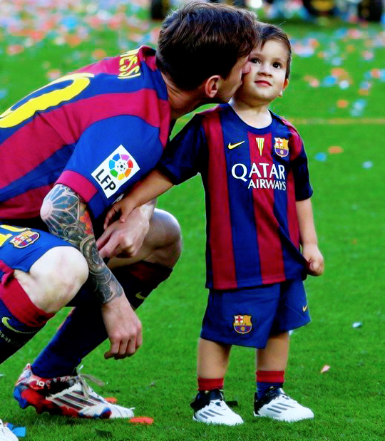 PAS10N's tweet photo. EL SABE LO QUE ES TENER UN PAPÁ CAMPEÓN #FCBARCELONA http://t.co/Pa3QrzJ1pH