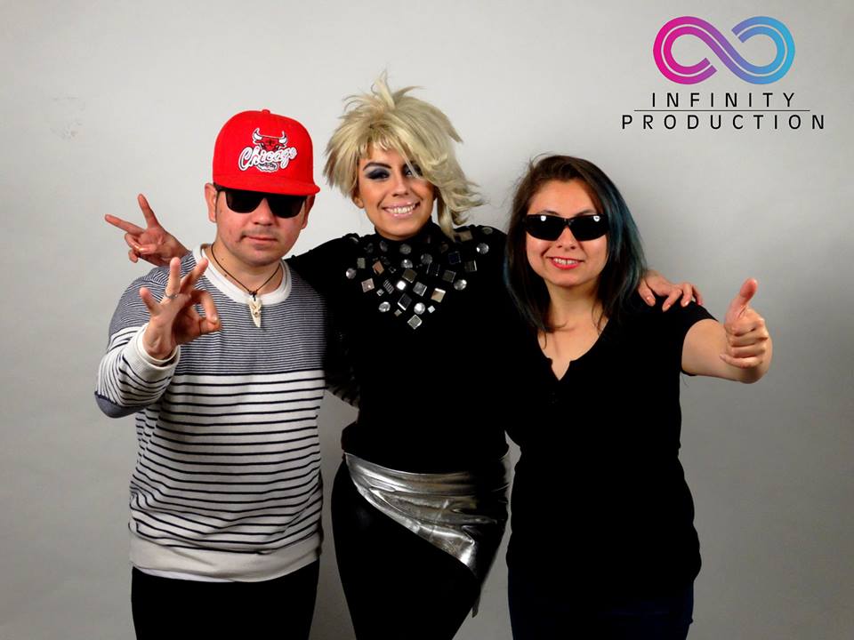 ProInfinityCh's tweet photo. @ProInfinityCh junto a @sol_gaga Imitando a #Yuri para contrataciones a infinityproductions.kubrick@gmail.com http://t.co/vc79lFQEem