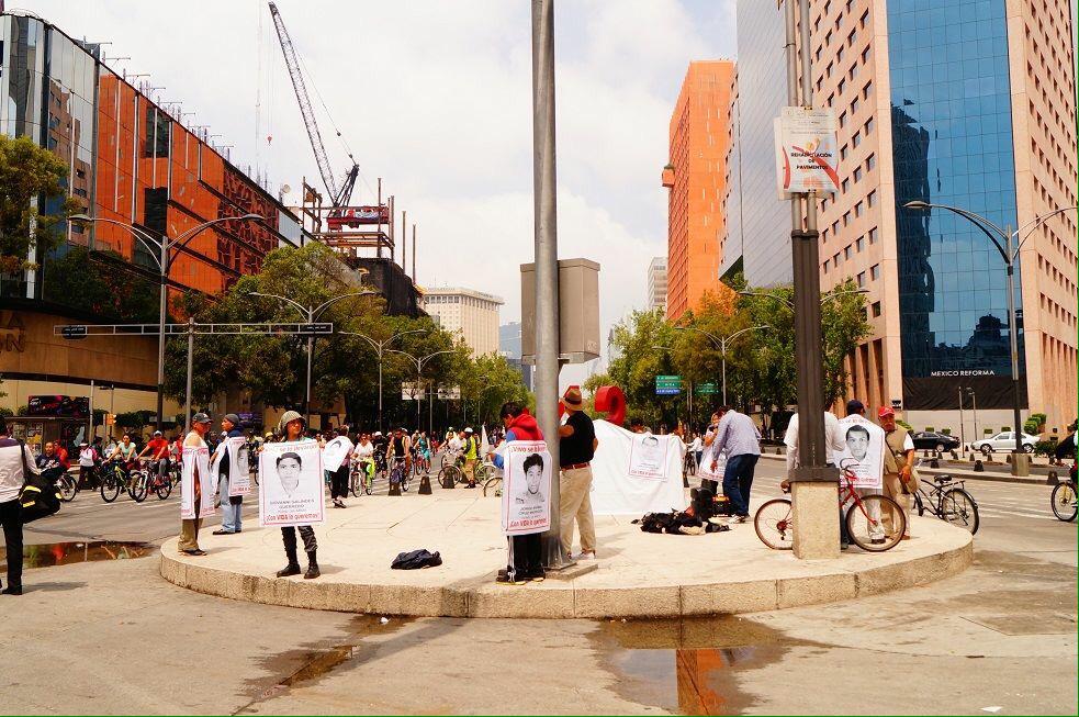 Vamos !! Colectivos comienzan a reunirse en el antimonumento en reforma y bucareli D.F #JusticiaParaAyotzinapa