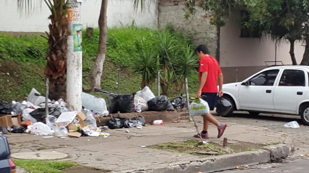 No hay Tecla sucia, sino gente mal educada. Sacando la basura día que no pasa. Juzgue usted de quien es la culpa