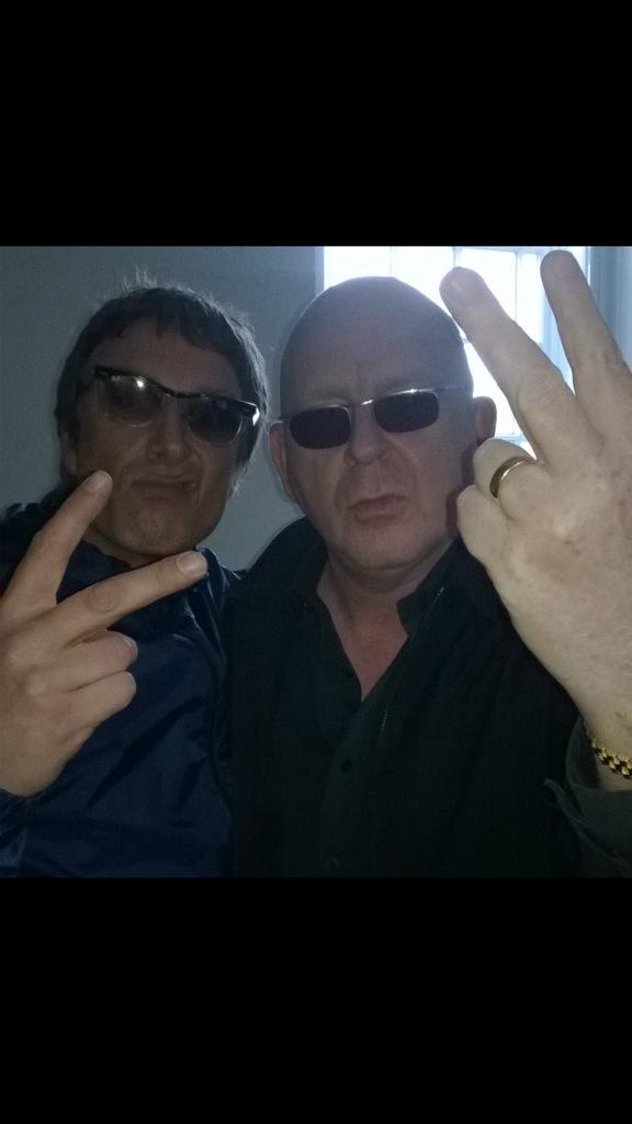 oasisxperience's tweet photo. Our Degsy (Liam) with Alan last night http://t.co/4gyZBpg12z