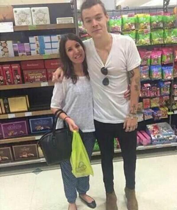 1D_24hNews's tweet photo. Harry with a fan today ❤️😍
#HarryNobodyComparesToYou #1DatCapitalSTB #1DForMMVA #TeenChoice #NoControI http://t.co/RC4e55wXYU