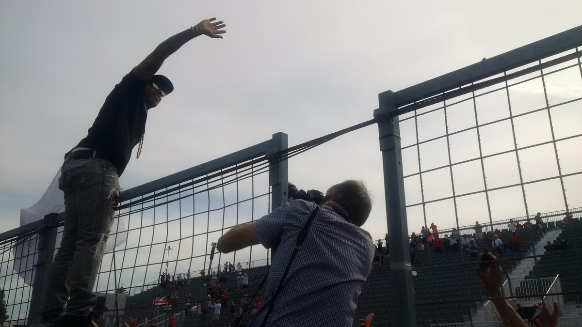 This wave's for you, #BestFans :) <a href="/LewisHamilton/">Lewis Hamilton</a> @GrandPrixF1Can #CanadianGP #F1