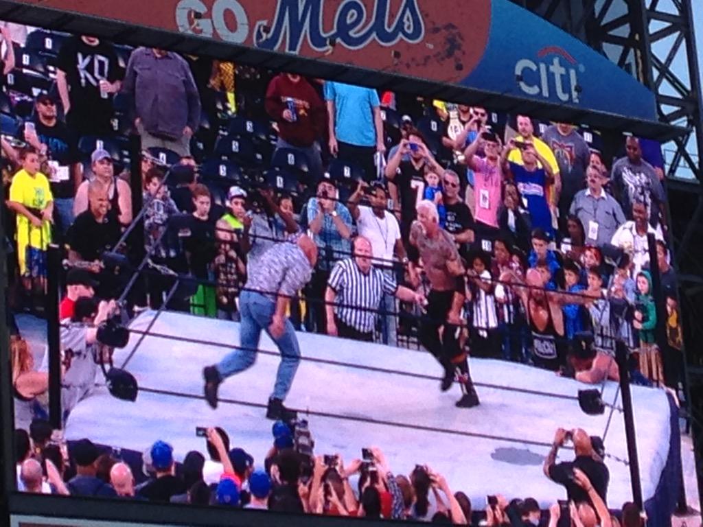 Vídeo: Goldberg regressa aos ringues e aplica "Spear" em Scott Steiner CG7_DBGWQAABYYB