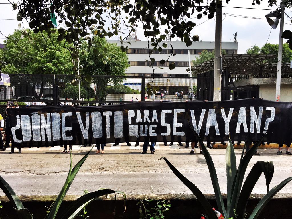 ¿Dónde voto para que se vayan?

Intervención de <a href="/rexiste/">Rexiste</a> frente al <a href="/INEMexico/">@INEMexico</a>
#Votacion2015 #RexisteMx