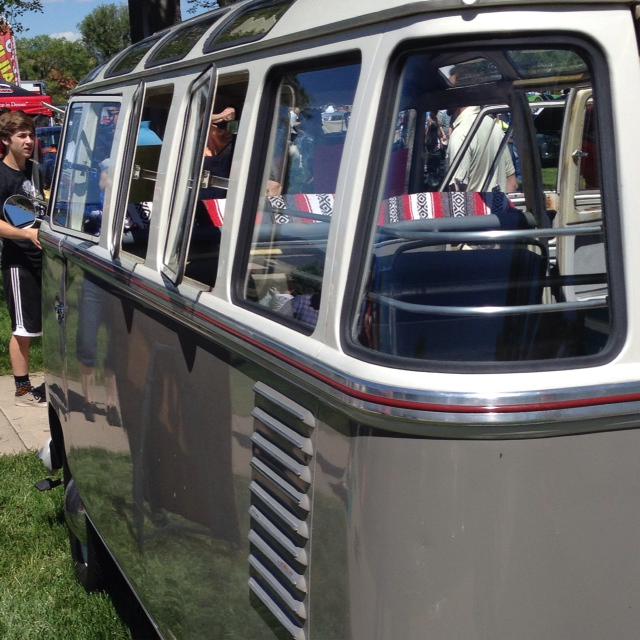 MountainMicros's tweet photo. Earliest known orig #23window #MouseGrey #splitty in the US at #ConcoursdeElegance .In their family since new in '62 http://t.co/221hw0ozVF