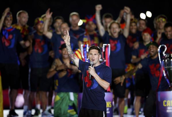 FootballFunnys's tweet photo. Messi to Camp Nou: "You want all three? You've got all three right here!"

Like. A. Boss. http://t.co/rhogNMXmwm
