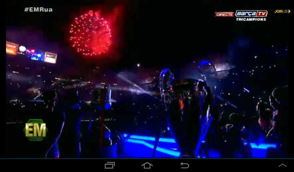 fabian_lvs's tweet photo. Magique la fête de ce soir pour célébrer les 3 titres !! On s' en rappellera!! #EMRua #RuaFCB #TRIPL3T #fcblive http://t.co/IcMcrCqyXo