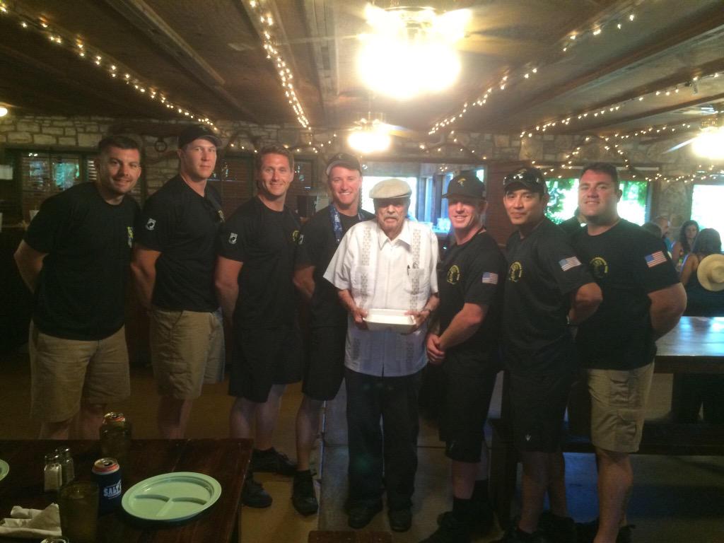 NavyLeapFrogs's tweet photo. The Leap Frogs meet a real Parachutist, DG Harris, 82nd Airborne WWII veteran. It was an honor sir. http://t.co/vRRUe388Hm