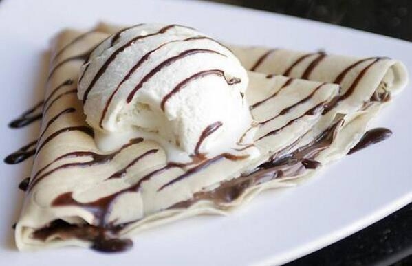 robertCO05's tweet photo. "@VayaComida: Crepe con nutella y helado de vainilla... http://t.co/EZNWFjGIIP" para mañana desayunar cariño @PaulaPellicer