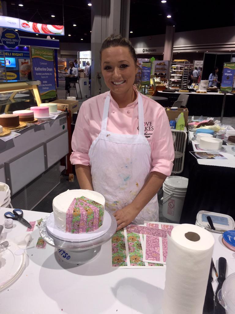 Killerbrownie's tweet photo. Look at @DorothyLaneMkt own Katherine Dean! @myiddba #cakedecoratingcontest http://t.co/Q6qfB2No5q