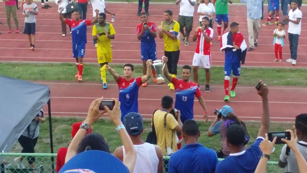 Domifutbol's tweet photo. DOMINICANA LEVANTA LA #COPAQUISQUEYA POR SEGUNDA OCASIÓN @caribbeanftbl @caribbeanfooty @ResultadosFutPR @HaitiFutbol http://t.co/fiaFCWtuEW