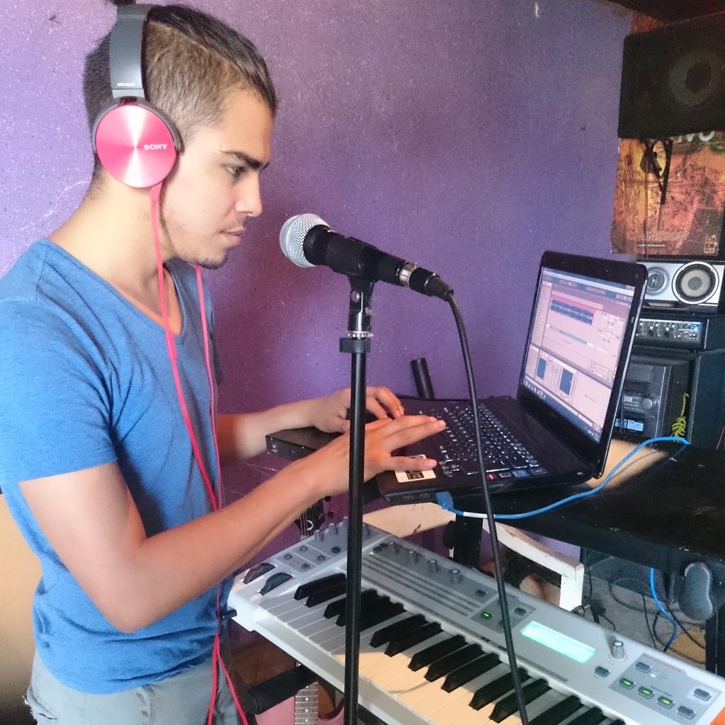 sn_draw's tweet photo. #sndraw grabando y editando maquetas http://t.co/BPg6rWrASe